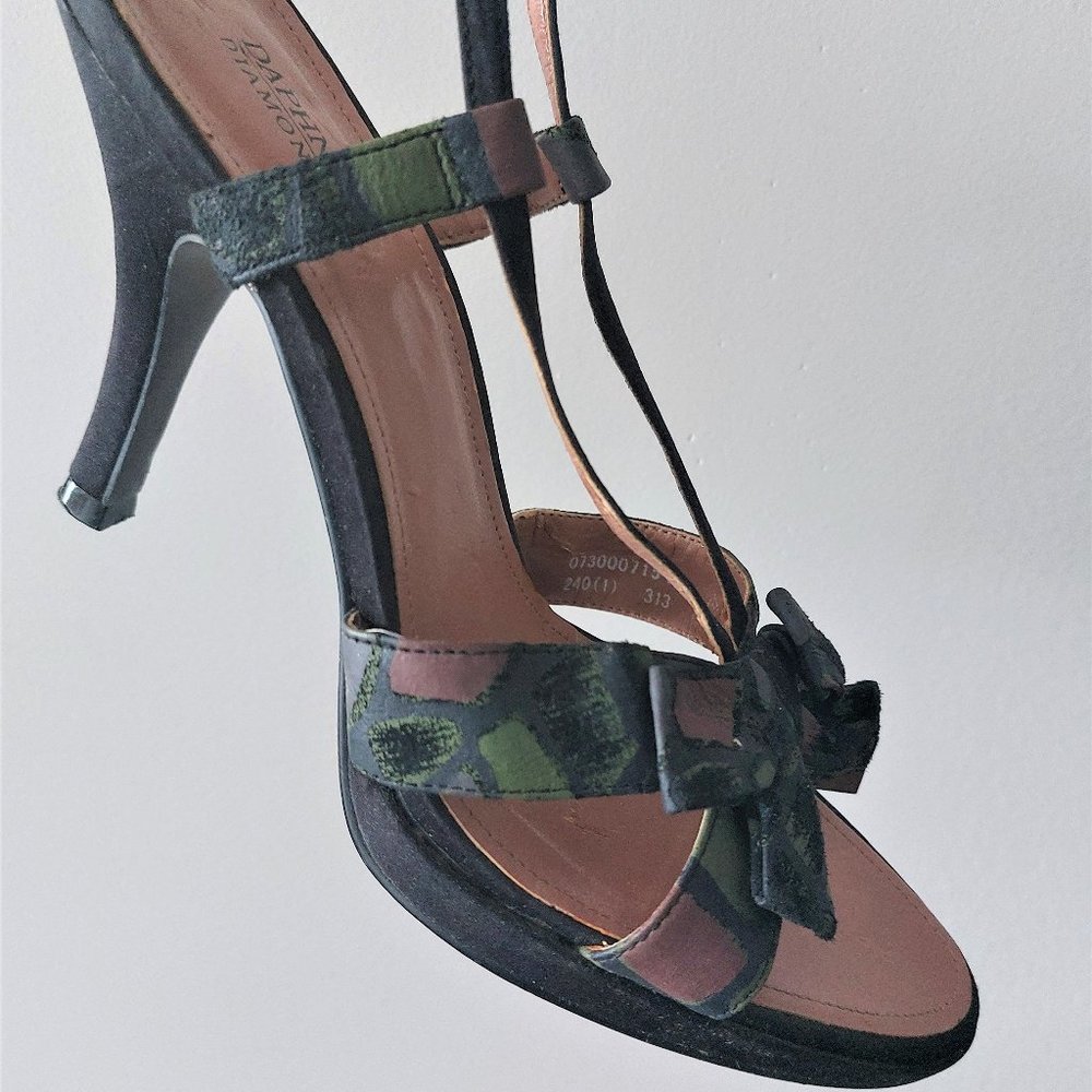 DAPHNE DIAMOND Abstract Print Fabric Upper Strappy Open Toe Sandals - Size 8M